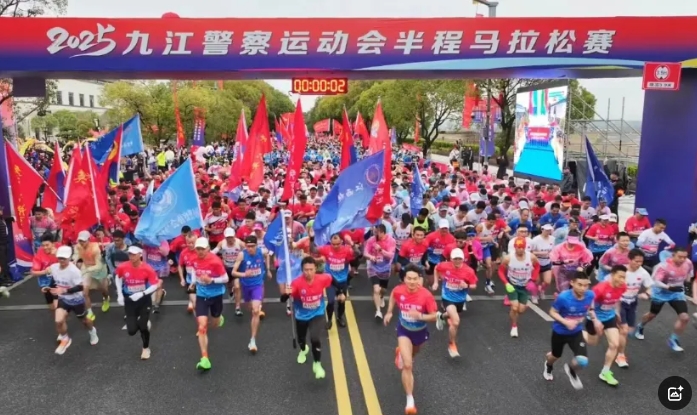 九江長(zhǎng)運(yùn):共青公司護(hù)航九江警察運(yùn)動(dòng)會(huì)半程馬拉松賽