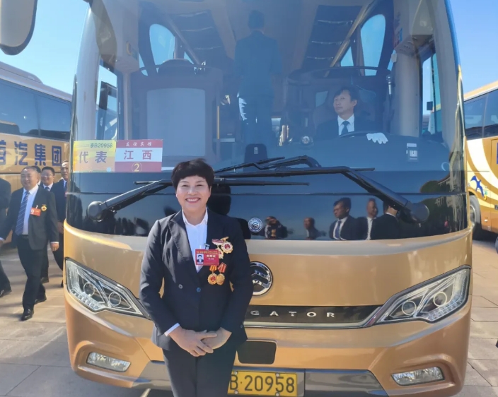 新余公交駕駛員李小英赴京接受全國勞模表彰