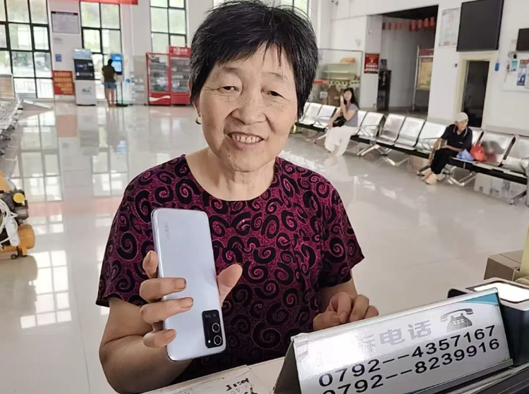 都市城際公交:手機(jī)遺落車中 司機(jī)接力送還