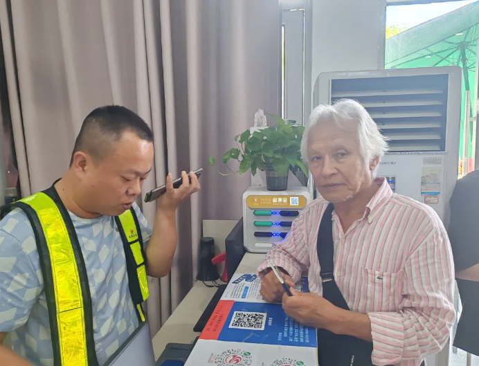 都市城際公交:跨越語言障礙 暖心服務(wù)外籍游客