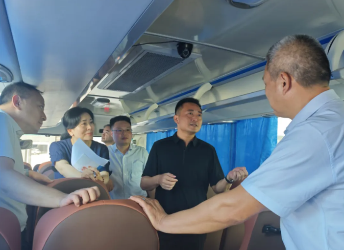 王曉檢查指導老舊車輛翻新工作