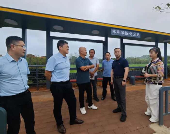 劉磊、占梁調(diào)研九江長(zhǎng)運(yùn)、都市城際公交節(jié)前校園直通車(chē)工作