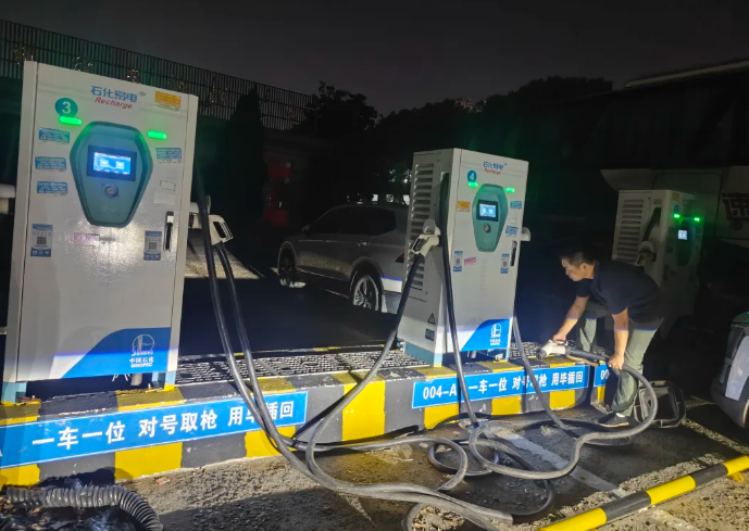 都市城際公交：開(kāi)展節(jié)前充電樁專(zhuān)項(xiàng)排查