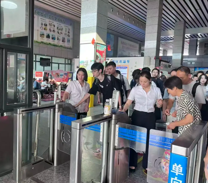上饒汽運(yùn)：汽車東站“雙節(jié)”客流達(dá)新峰值人潮涌動開啟出行熱潮
