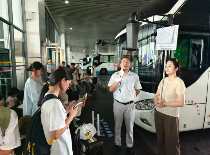 都市城際公交：旅游客運(yùn)分公司筑牢“雙節(jié)”安全服務(wù)雙防線