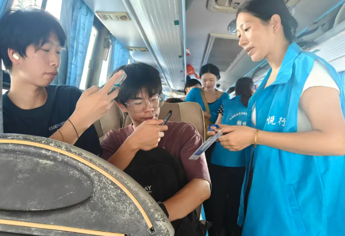 新余長運(yùn)：“雙節(jié)”高峰顯擔(dān)當(dāng) 多舉措保障客流與業(yè)務(wù)雙提升