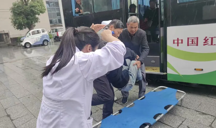 暖新聞 || 黃山長(zhǎng)運(yùn)：公交車秒變“救護(hù)車”！一場(chǎng)與時(shí)間賽跑的生命救援在城鄉(xiāng)道路上悄然上演