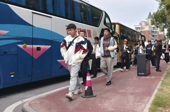 景德鎮(zhèn)長(zhǎng)運(yùn)：圓滿完成2025陶大“運(yùn)動(dòng)會(huì)”后勤保障運(yùn)輸