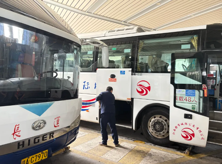 江西長運調(diào)配12臺大巴保障南昌馬拉松志愿者運輸